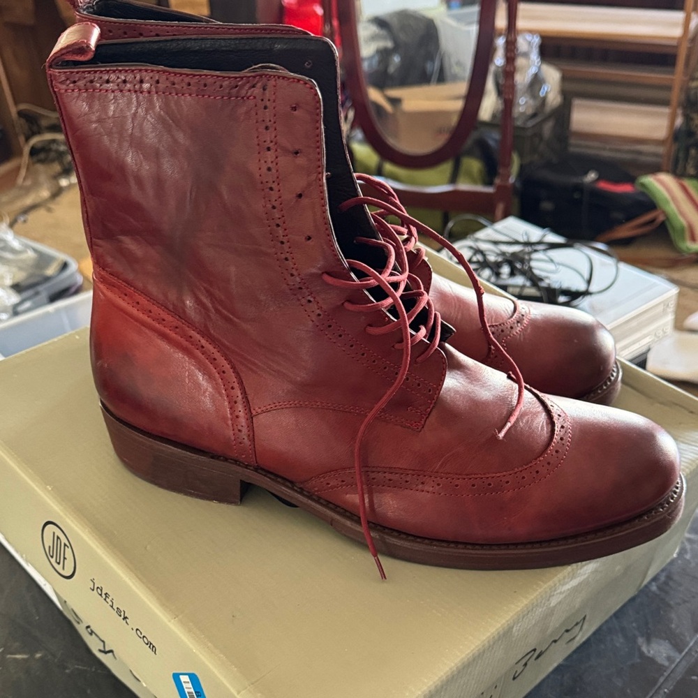 Men's Red Leather Chukka Boots - Sleek Lace-Up Design - Picture 4 of 5